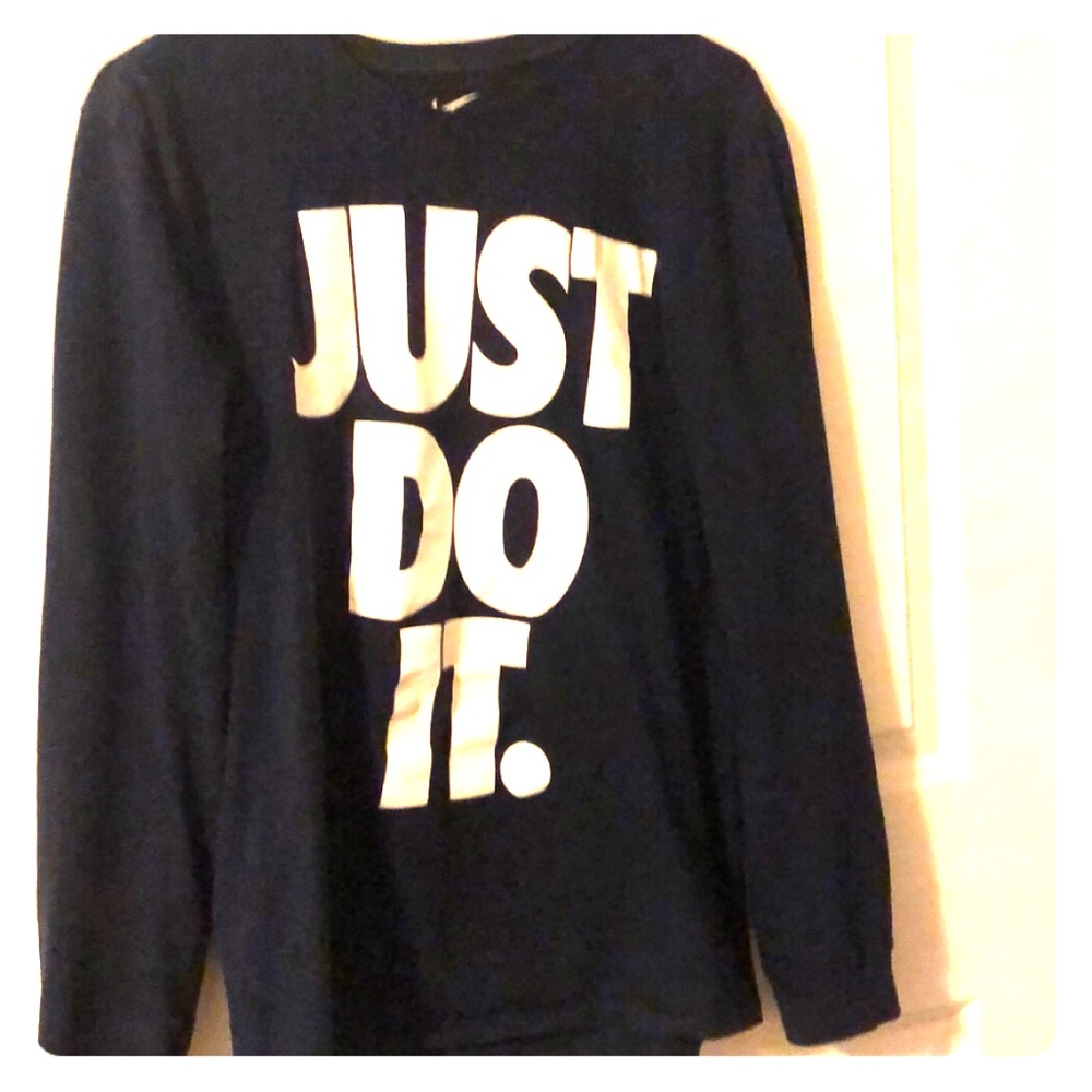 Medium Men’s NIKE long sleeve tee